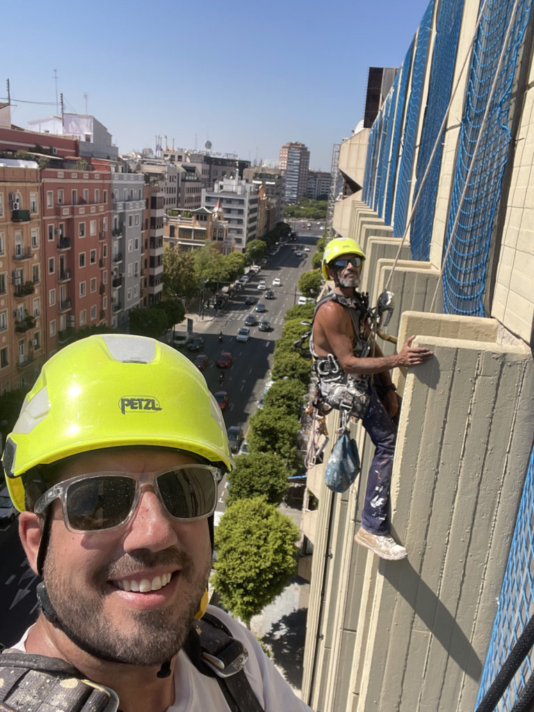 Trabajador de La Plana Vertical ejecutando trabajos de rehabilitación en la fachada de una vivienda